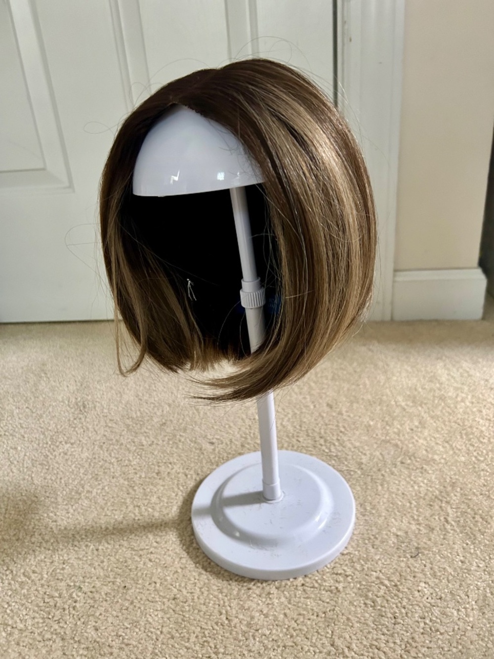 NWT Vivica Fox Hair Bell wig in Latte